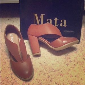 Brand new v ankle booties brown